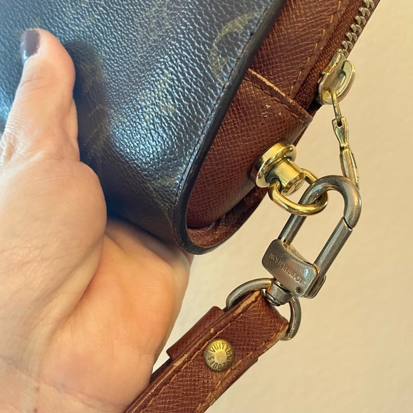 Adorable Louis Vuitton Monogram Wristlet/Pouch - Picture 7 of 14
